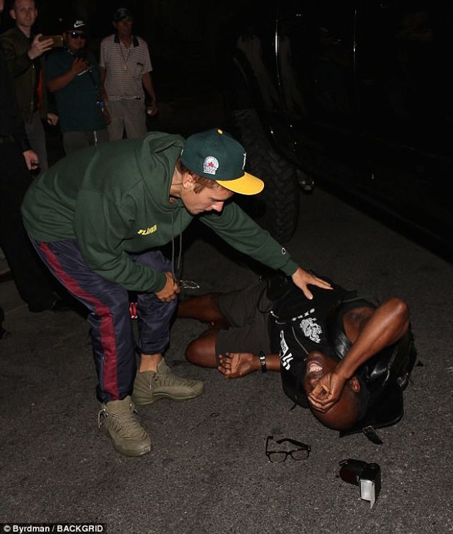 Джастін Бібер збив журналіста, повертаючись з церкви - фото 184419