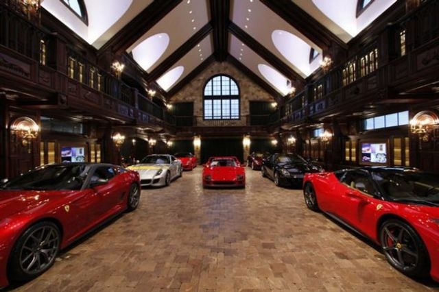 Як виглядає елітний гараж для розкішних авто: ефектні фото - фото 184957