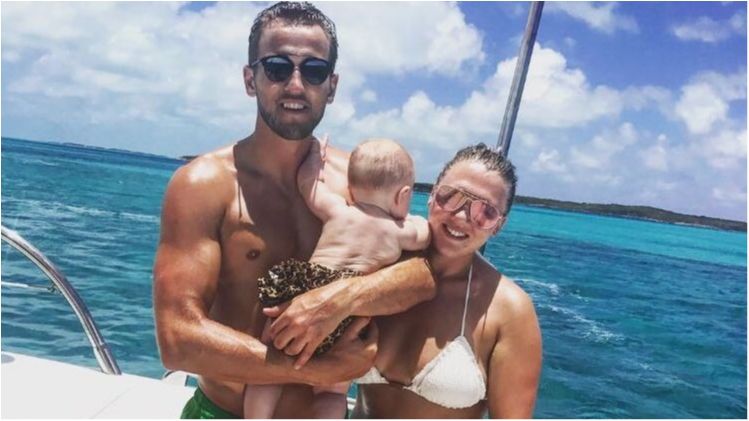 Відомий англійський футболіст освідчився коханій на березі океану: фотофакт