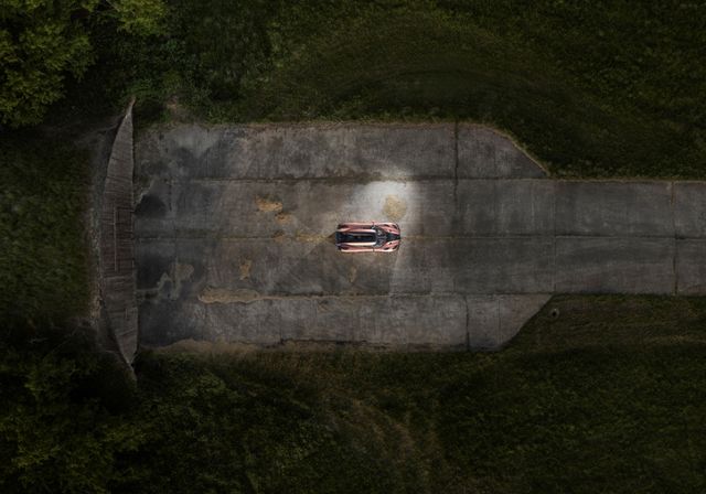 Суперкари Koenigsegg показали на незвичайних фото - фото 180338