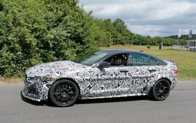"Гарячий" седан Jaguar XE R засвітився на тестах - фото 180988