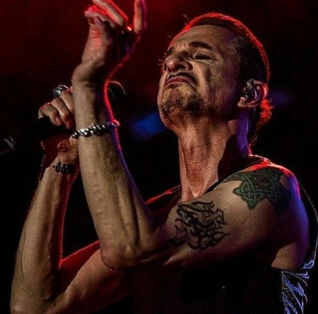 У Києві відгримів потужний концерт Depeche Mode: як це було - фото 182803