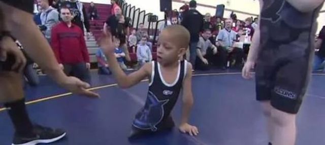 Хлопчик, який народився без ніг, став чемпіоном з реслінгу - фото 183439