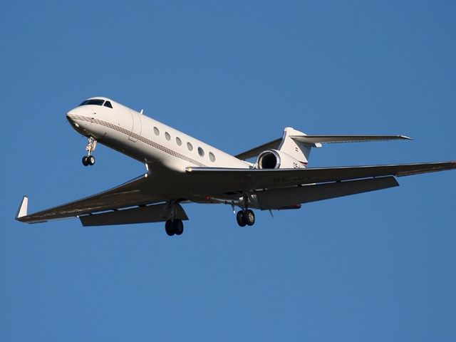 Острови, шикарні яхти та літаки. 12 найдорожчих "іграшок" мільярдерів - фото 179153