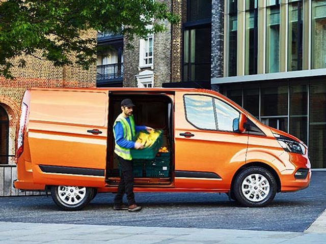 Оновлений фургон від Ford: ефектні фото - фото 182523