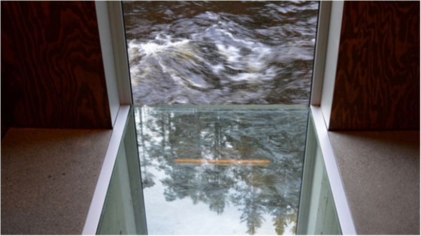 У Норвегії збудували вбиральню з видом на водоспад