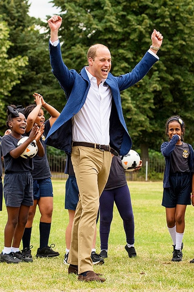 Принц Вільям спробував себе в ролі футбольного воротаря: відеофакт - фото 181233
