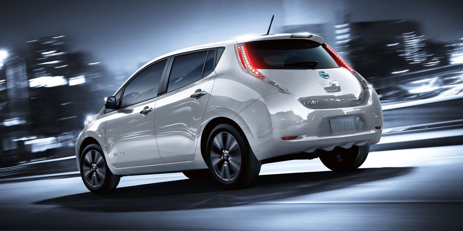 Новий Nissan Leaf "навчиться" самостійно паркуватися