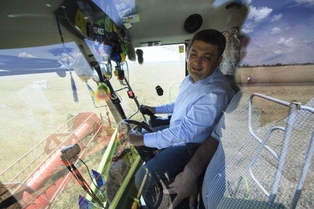 Гройсман став комбайнером: кумедний фотофакт - фото 182972