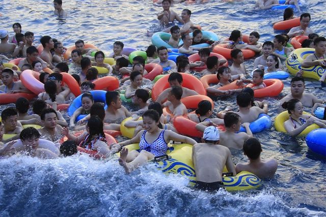 Тисячі китайців заполонили аквапарки через пекельну спеку: вражаючі фото - фото 184662