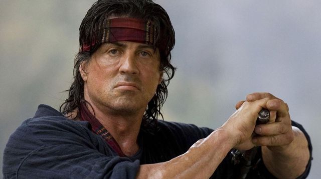 Шокуючі поцілунки зірок і правила життя непереможного Рембо: 6 липня у трьох фото - фото 179363