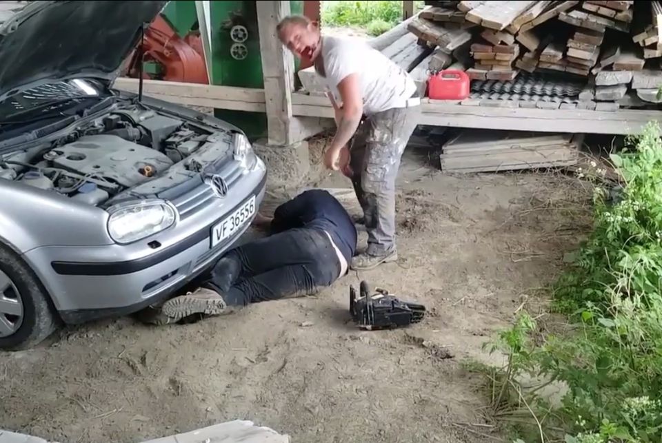 Не для слабкодухих! Норвежець екстремально розіграв друга бензопилою