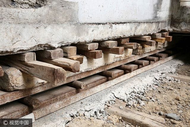 У Китаї будинок перенесли на 10 метрів задля будівництва колії: відеофакт - фото 178904