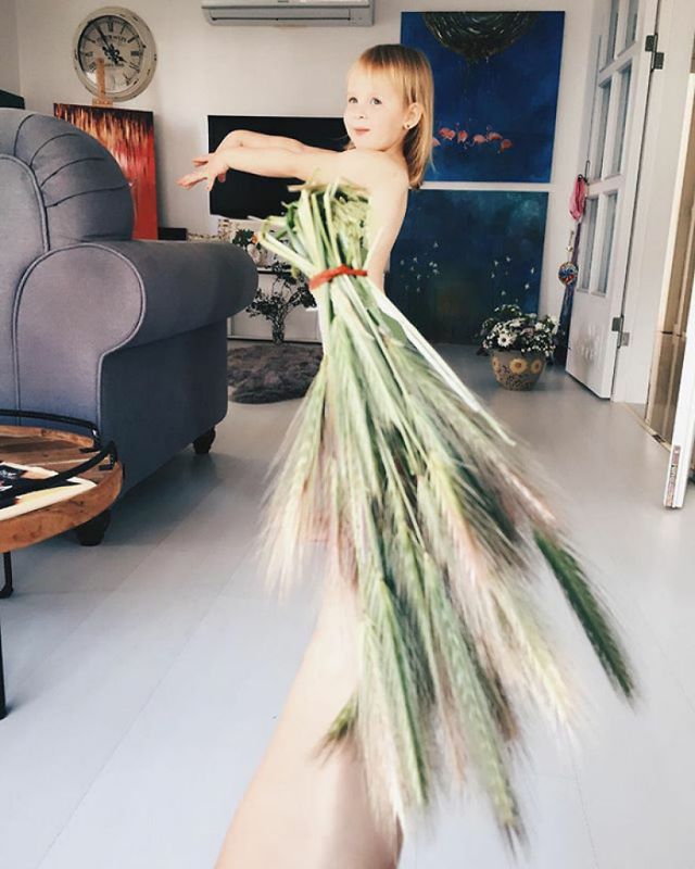 Маленька дівчинка у "їстівних" сукнях підкорила мережу: чарівні фото - фото 180044