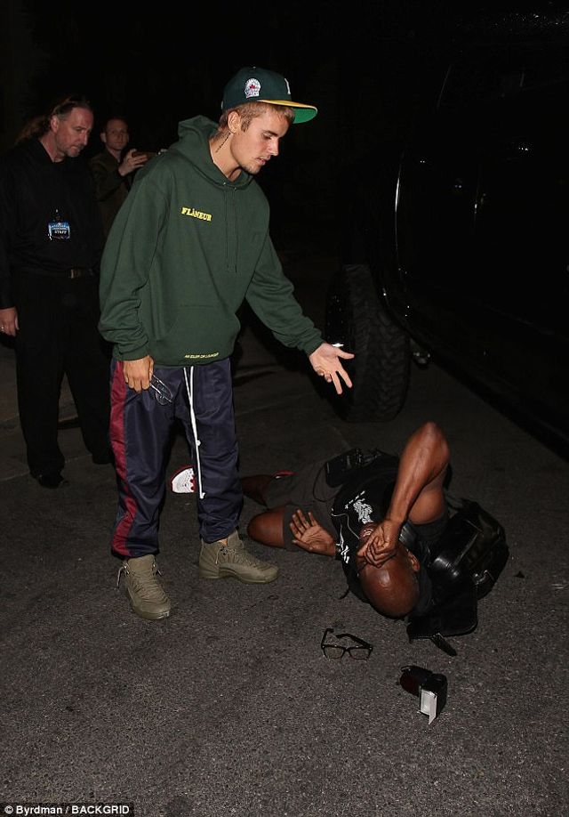 Джастін Бібер збив журналіста, повертаючись з церкви - фото 184421