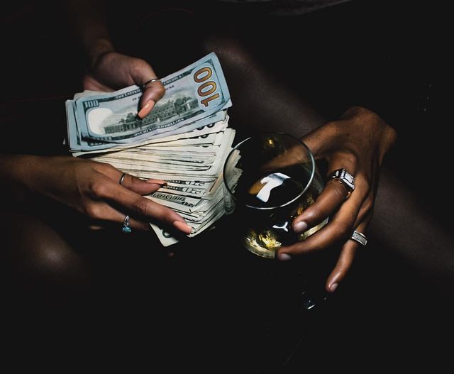 Як за рисами обличчя визначити, скільки заробляє людина? - фото 182204