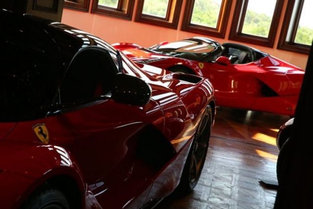 Як виглядає елітний гараж для розкішних авто: ефектні фото - фото 184958