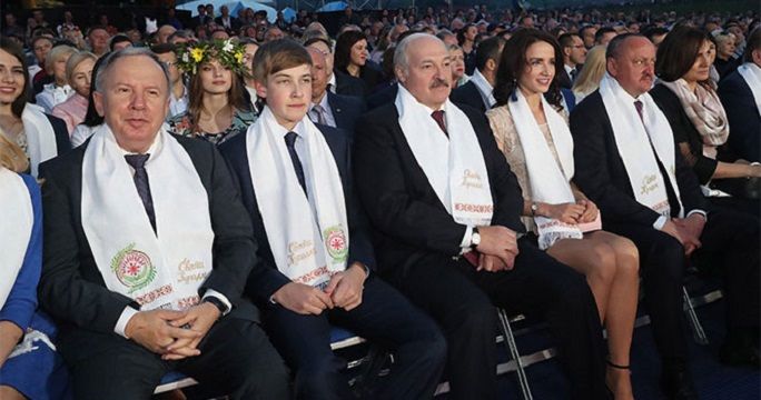 Лукашенка помітили з невідомою брюнеткою: фотофакт - фото 1