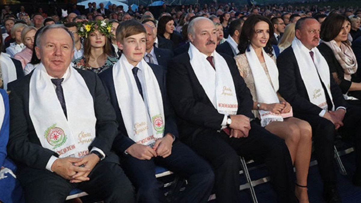 Лукашенка помітили з невідомою брюнеткою: фотофакт - фото 1