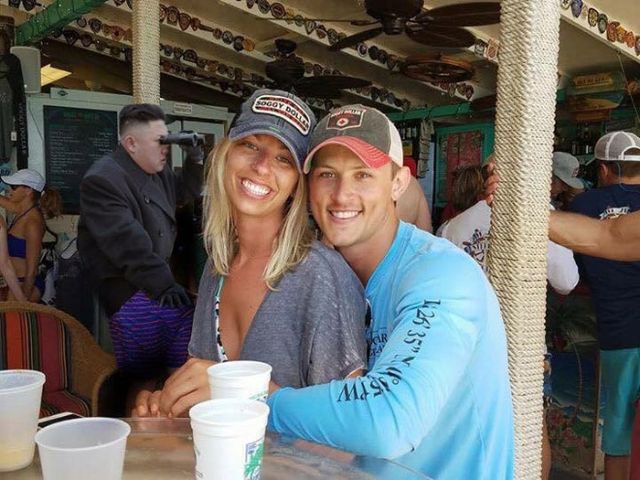 Дівчина попросила підправити її романтичне фото – і відразу пожаліла про це - фото 178122