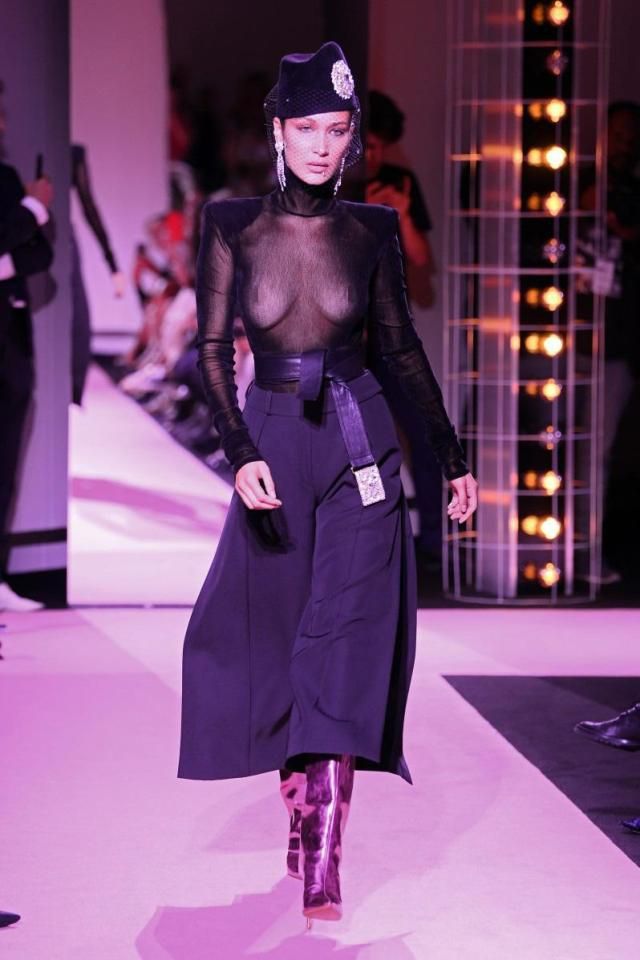 Белла Хадід вразила відвертим нарядом на модному показі: ефектні фото (18+) - фото 178885