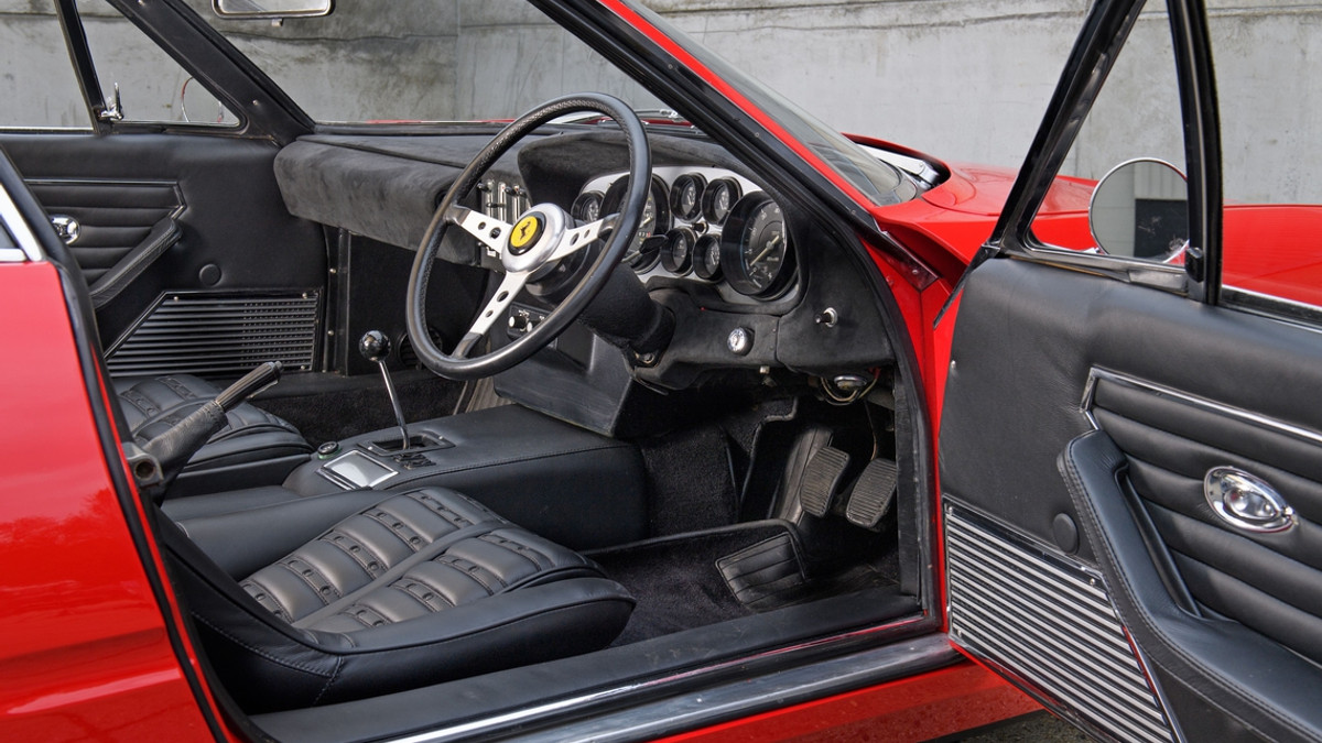 Яскраве Ferrari Елтона Джона виставили на аукціон - фото 1