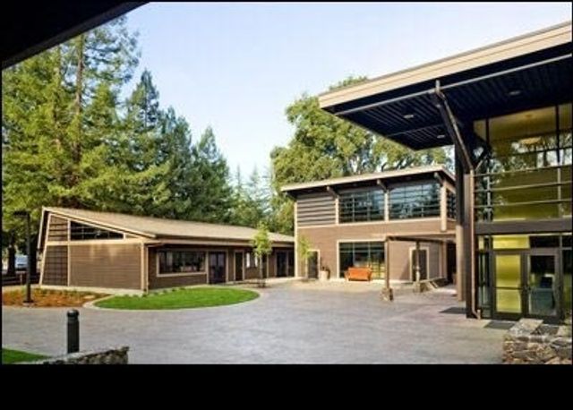 ТОП-5 найдоржчих шкіл світу - фото 185034