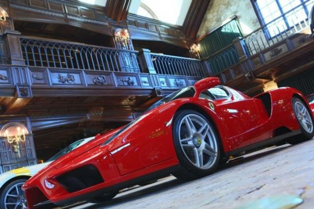 Як виглядає елітний гараж для розкішних авто: ефектні фото - фото 184964