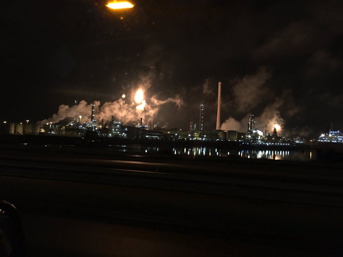 У Нідерландах загорівся найбільший нафтопереробний завод Європи