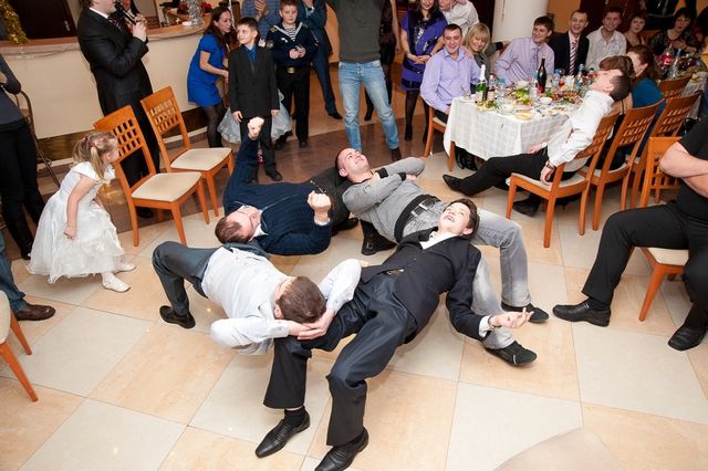 Фотограф показав усю суворість російських весіль - фото 181739