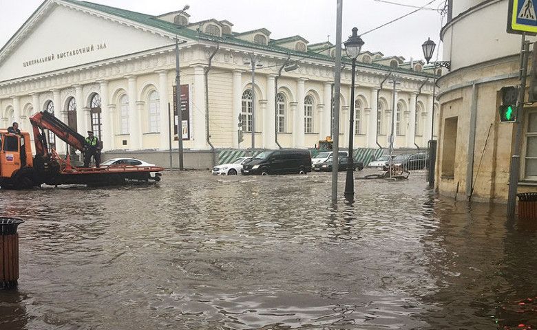 Після потужного урагану в Москві чоловік влаштував риболовлю просто на вулиці