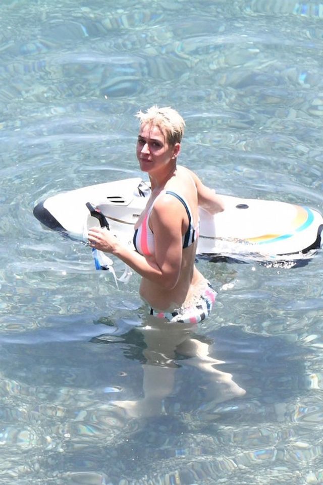 Кеті Перрі в бікіні шокувала фанів неідеальною фігурою: з'явилися фото - фото 180742