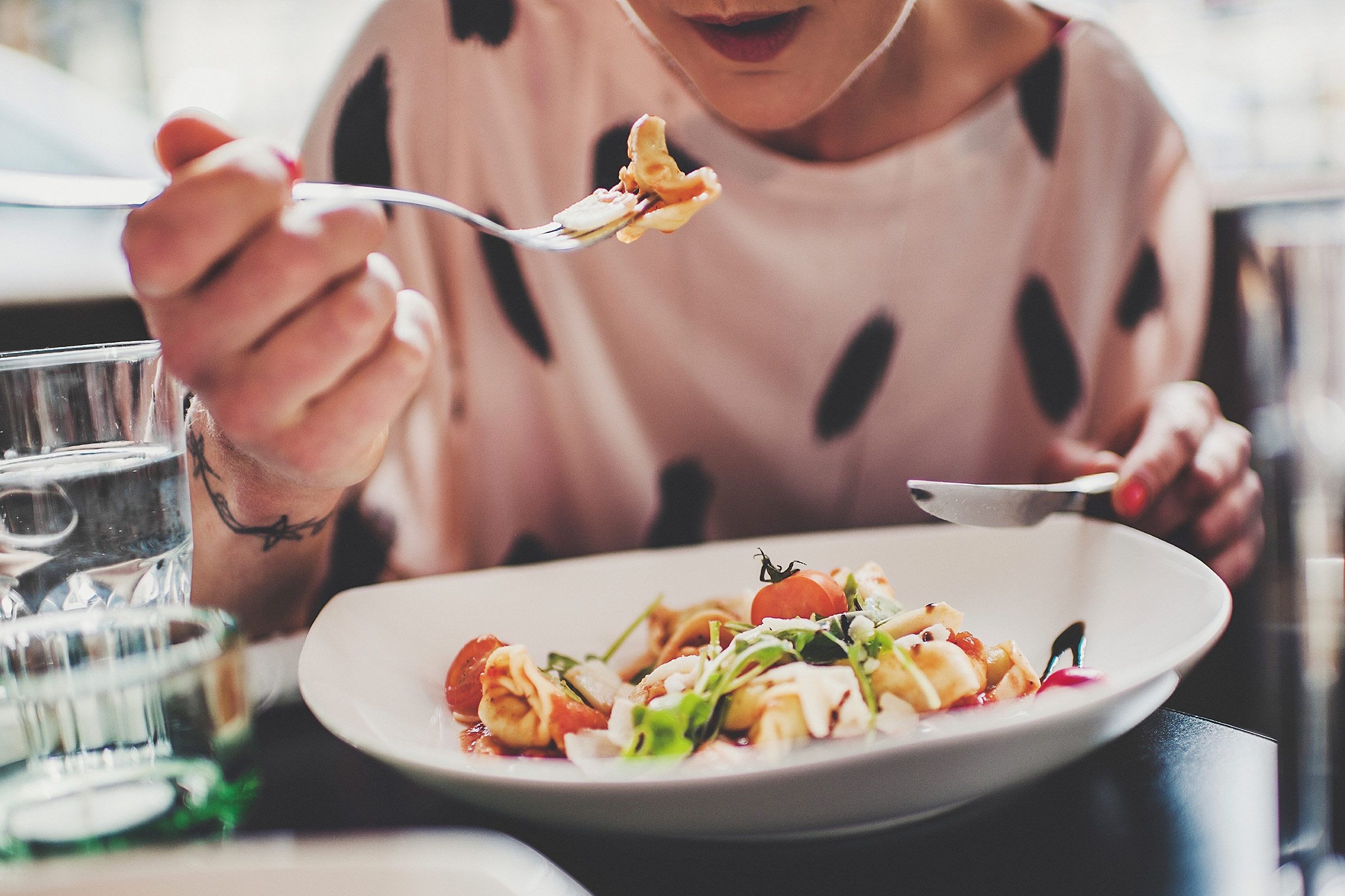 6 лайфхаків, як почати менше їсти