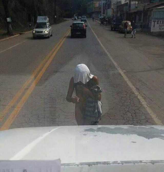 Оголена дівчина в Бразилії прогулялась по трасі (18+) - фото 184493