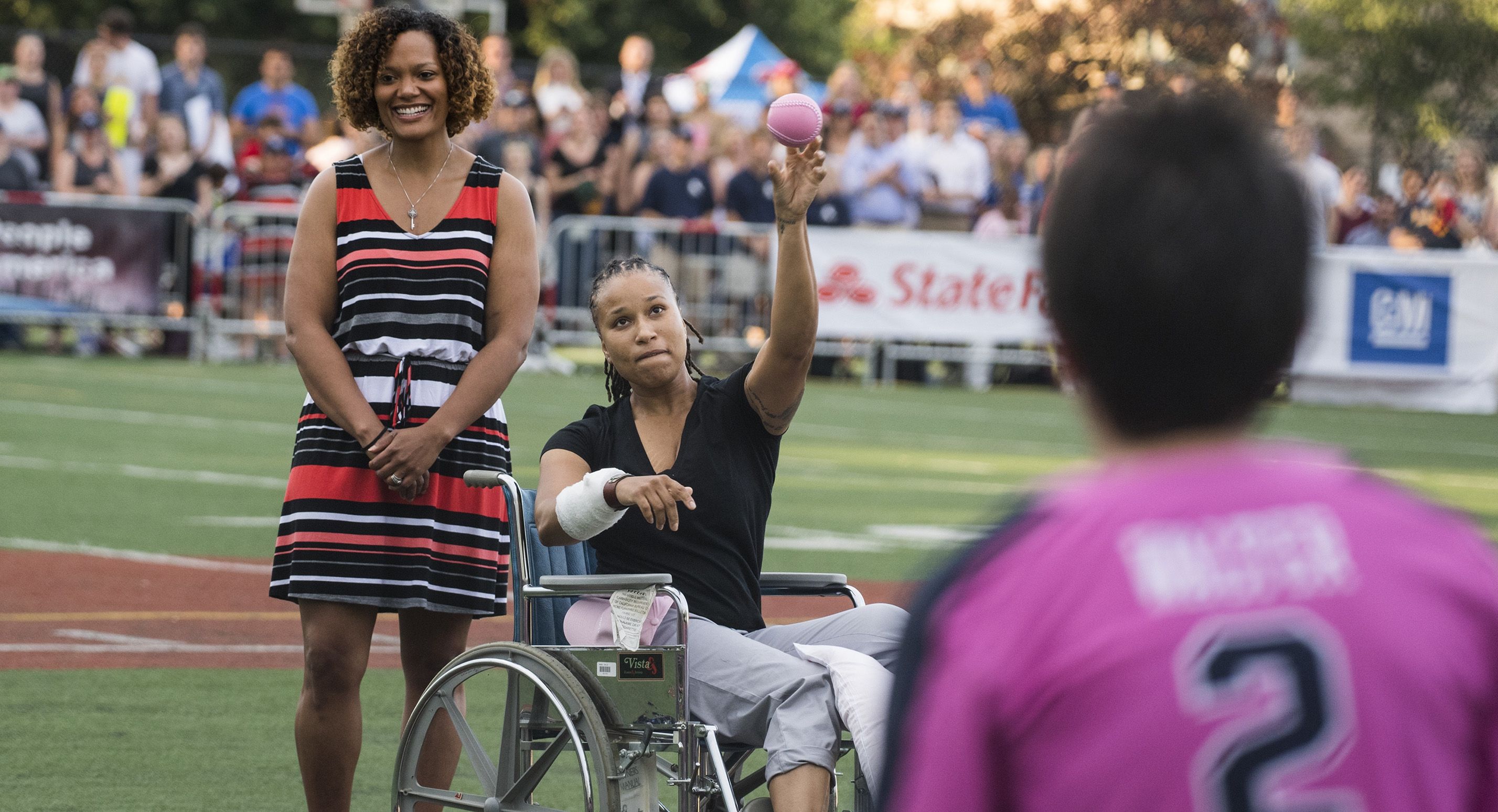 Трамп нагородив Медаллю за відвагу відкриту лесбіянку і поцілував її - фото 1