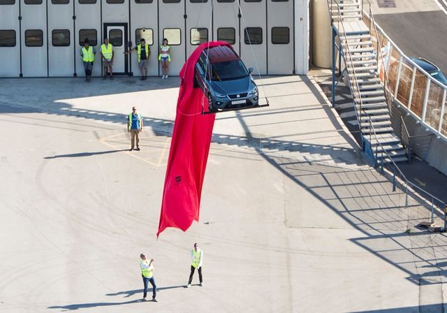 Як у голлівудських блокбастерах: Seat запустив нову модель в небо - фото 178731