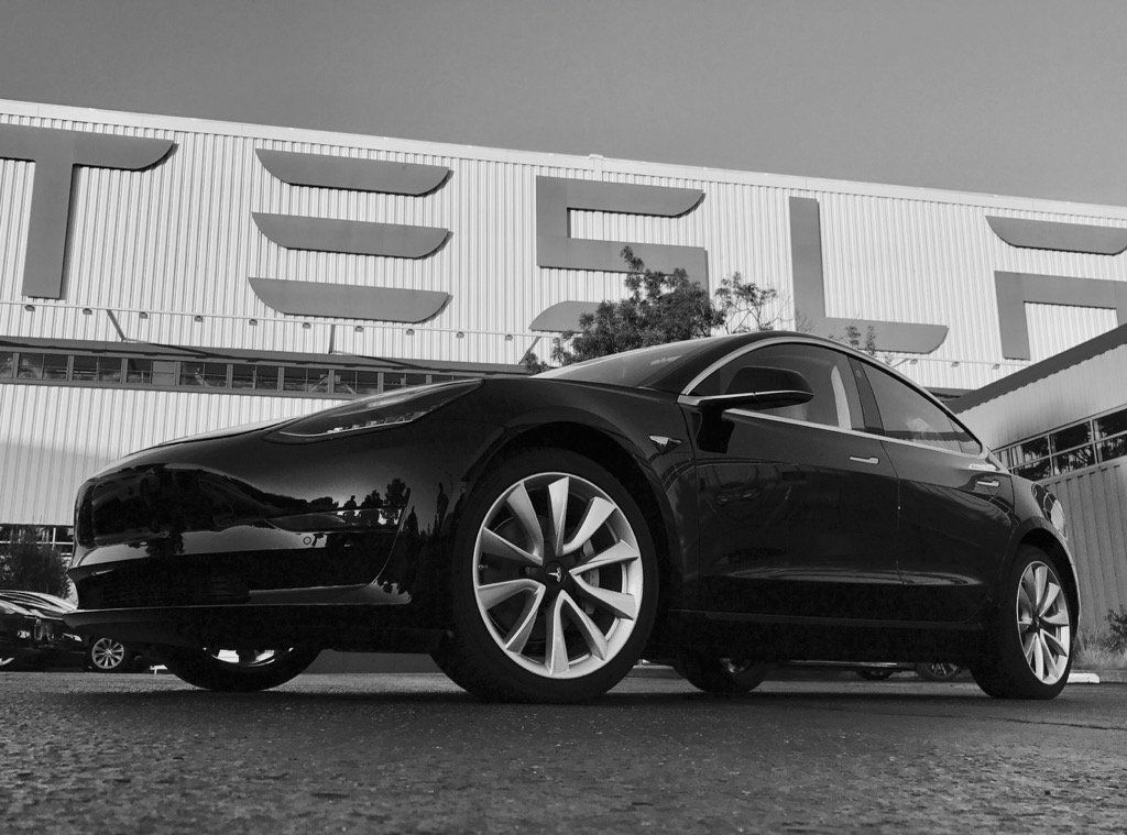 Tesla Model 3 - фото 1