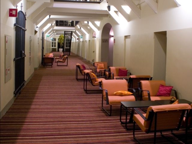 Шикарні готелі в стінах минулих в'язниць: вражаючі фото - фото 183628