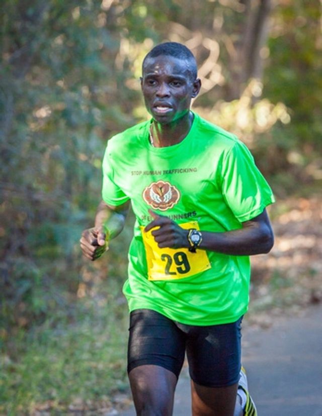 Бігун утік від ведмедів під час марафону - фото 179692