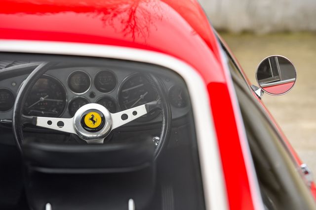 Яскраве Ferrari Елтона Джона виставили на аукціон - фото 182262