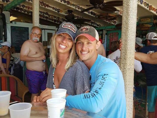 Дівчина попросила підправити її романтичне фото – і відразу пожаліла про це - фото 178126