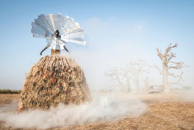 Фотограф одягнув моделей в сукні зі сміття - фото 182607