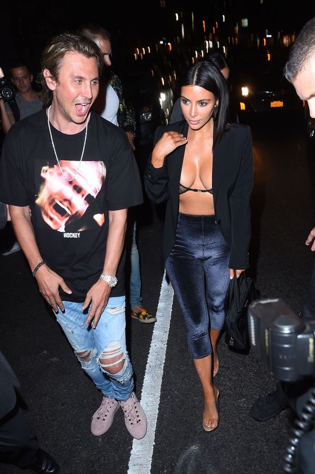 Кім Кардашян повернулася до відвертого вбрання: фотофакт (18+) - фото 180620