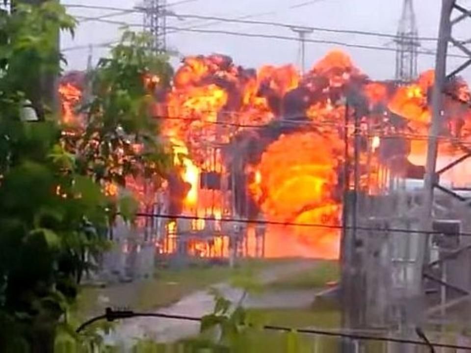 З'явилося вражаюче відео вибуху електромережі в Росії