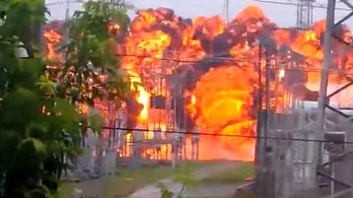 З'явилося вражаюче відео вибуху електромережі в Росії - фото 1