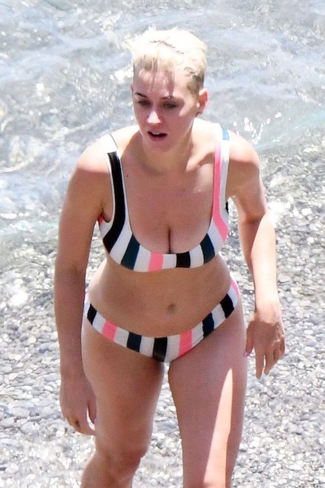 Кеті Перрі в бікіні шокувала фанів неідеальною фігурою: з'явилися фото - фото 180744