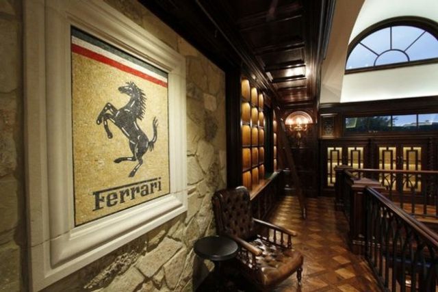 Як виглядає елітний гараж для розкішних авто: ефектні фото - фото 184959