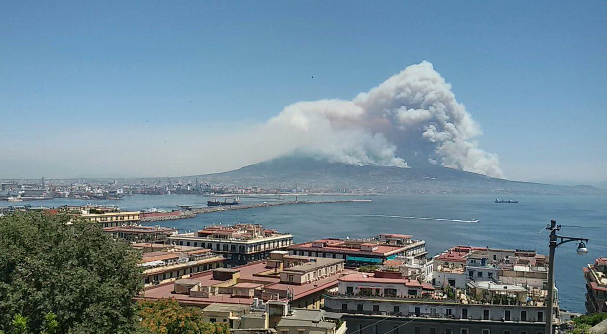 Схили вулкану Везувій охопило полум'я: моторошні фото та відео