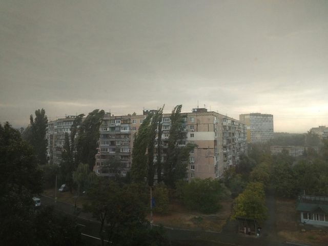 На Дніпро обрушилася буря з градом: з'явилися фото - фото 190687