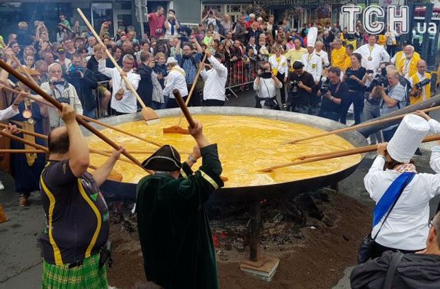 У Бельгії приготували гігантський омлет: фотофакт - фото 188902